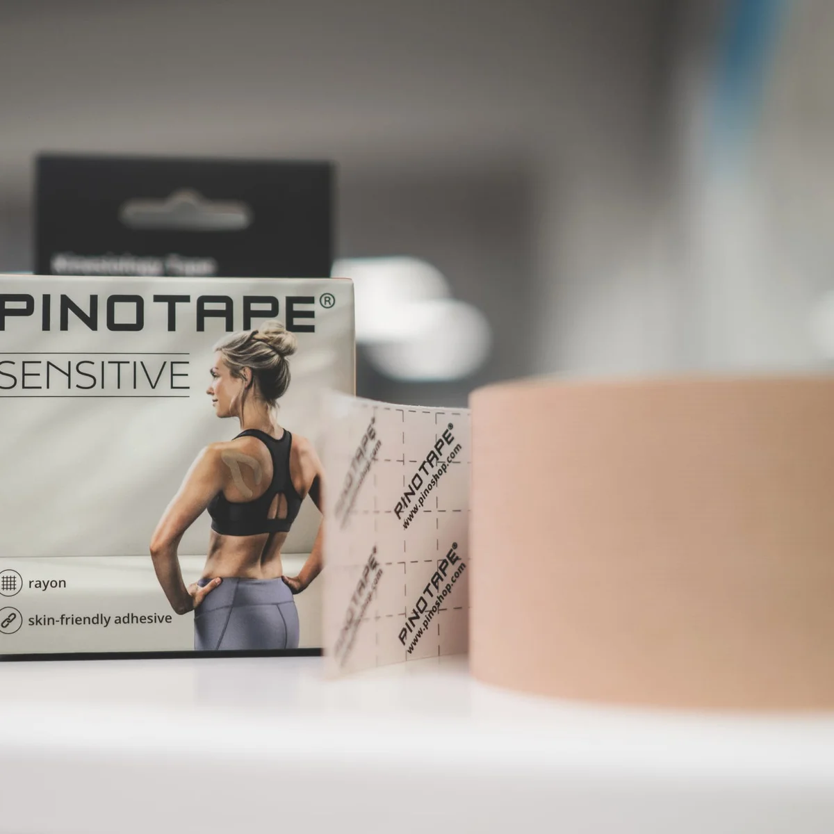 Rol medical tape naast een verpakking kinesiotape