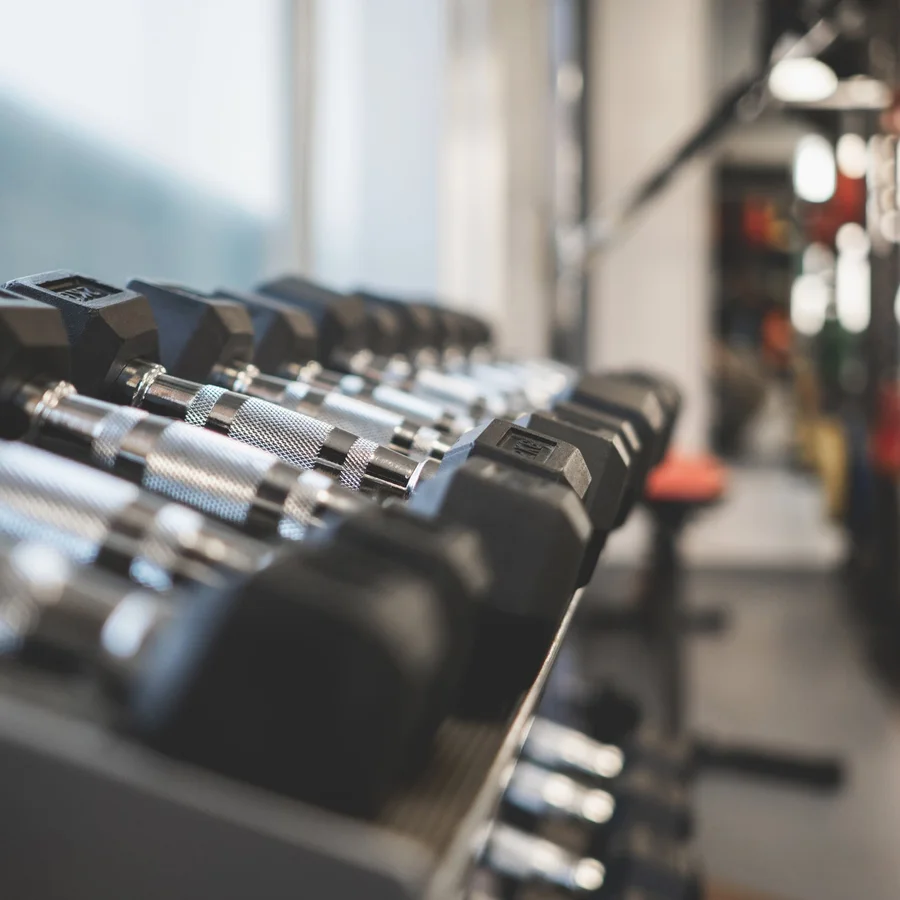 Rek met dumbbells in de trainingsruimte