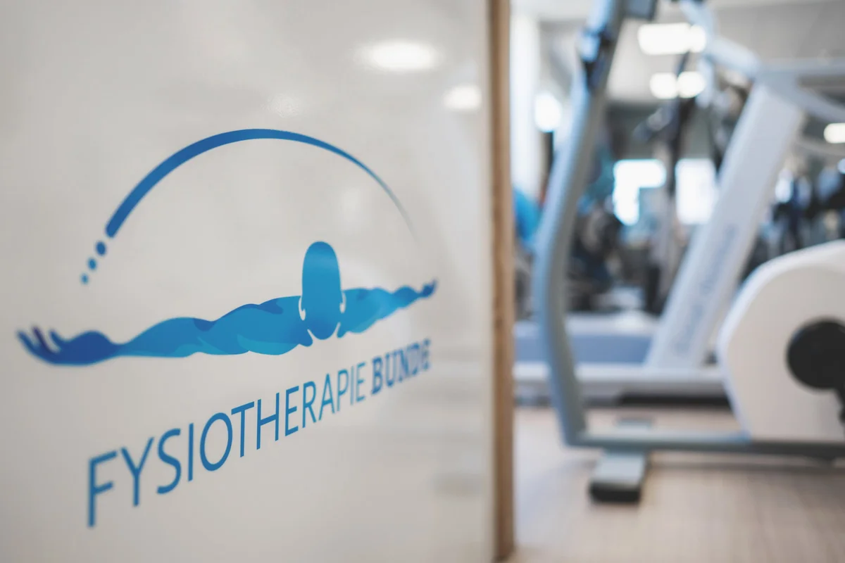 Logo van Fysiotherapie Bunde op de wand bij de oefenzaal