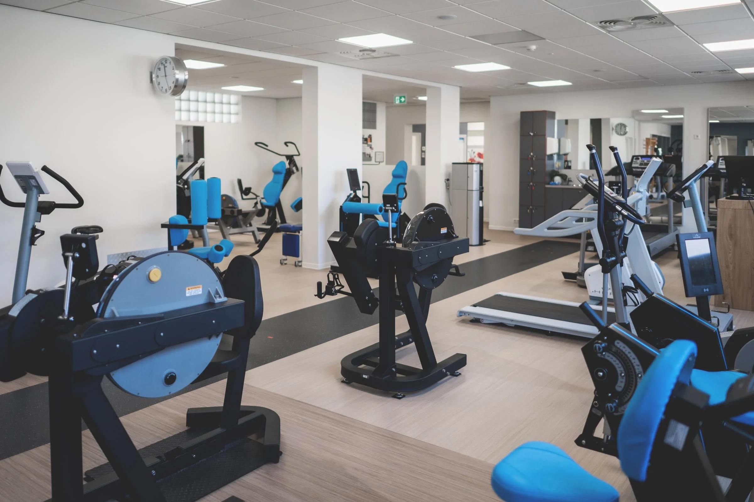 De ruime oefenzaal van Fysiotherapie Bunde met trainingsapparatuur